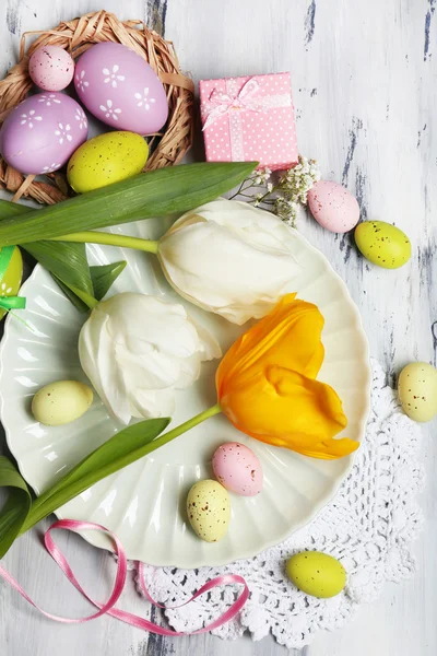 Mesa de Pascua con tulipanes y huevos — Foto de Stock