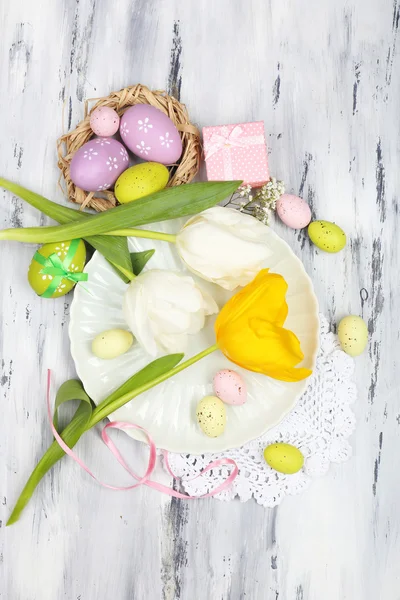 Velikonoční stůl s tulipány a vejci — Stock fotografie