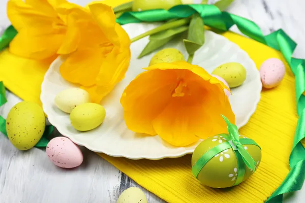 Ostertafel mit Tulpen und Eiern — Stockfoto