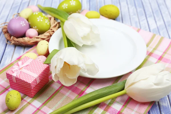 Nakrycie stołu wielkanocnego tulipanami i jajkami — Zdjęcie stockowe