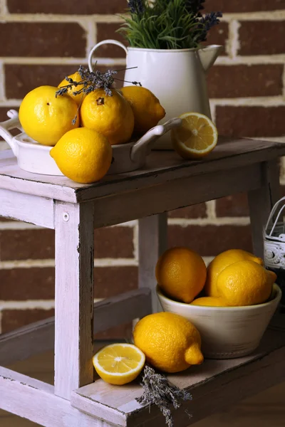 Stilleven met verse citroenen en lavendel — Stockfoto