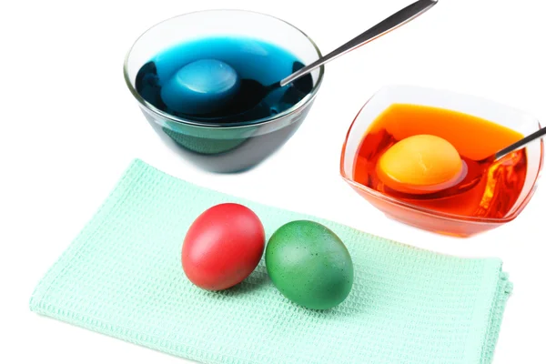 Cuencos con pintura para huevos de Pascua y huevos, aislados en blanco —  Fotos de Stock