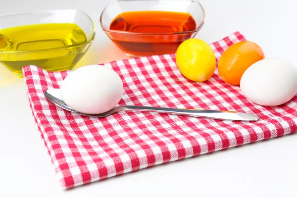 Schalen mit Farbe für Ostereier und Eier, isoliert auf weiß — Stockfoto