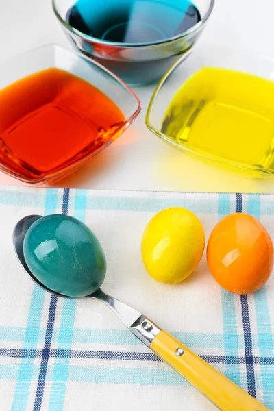 Cuencos con pintura para huevos de Pascua y huevos, de cerca — Foto de Stock