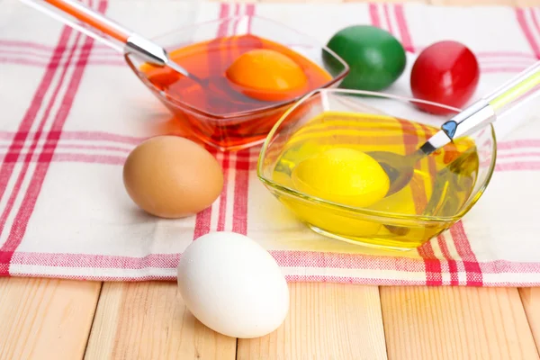 Cuencos con pintura para huevos de Pascua y huevos, de cerca — Foto de Stock