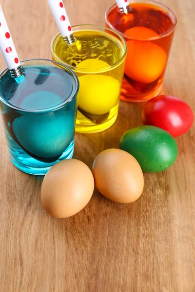 Gafas con pintura para huevos de Pascua y huevos, de cerca —  Fotos de Stock