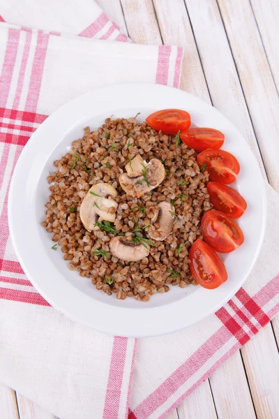 Boiled buckwheat on plate on table close-up — Stock Photo, Image