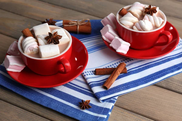 Kopjes chocolademelk met marshmallows — Stockfoto