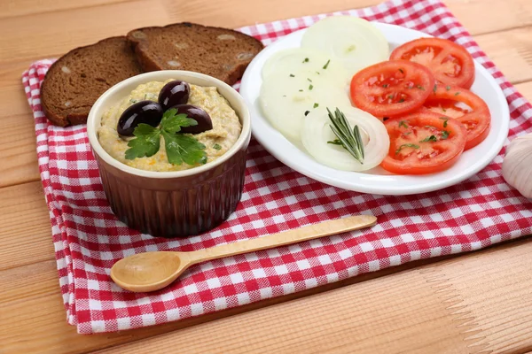 Schüssel leckerer frischer Hummus mit Oliven — Stockfoto