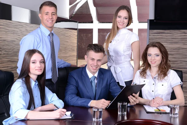 Geschäftsleute arbeiten im Konferenzraum — Stockfoto