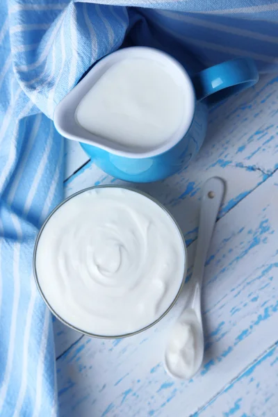 Produtos lácteos em fundo de mesa de madeira — Fotografia de Stock