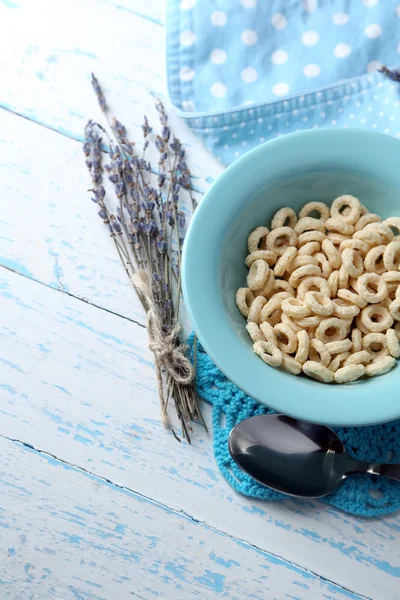 Yogur casero y deliciosos cereales en tazón sobre fondo de mesa de madera —  Fotos de Stock