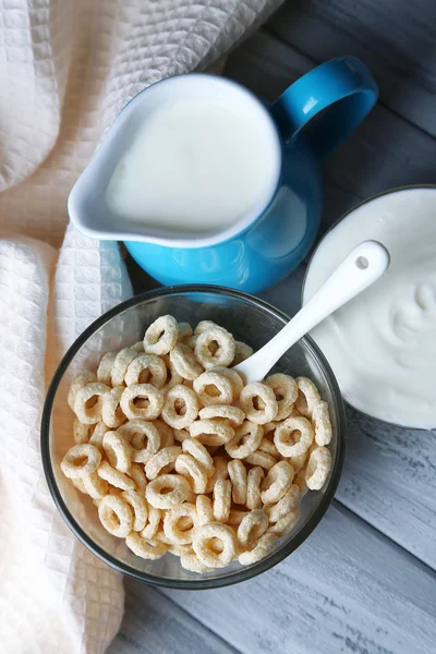 Hemgjord yoghurt och läckra spannmål i skål på träbord bakgrund — Stockfoto