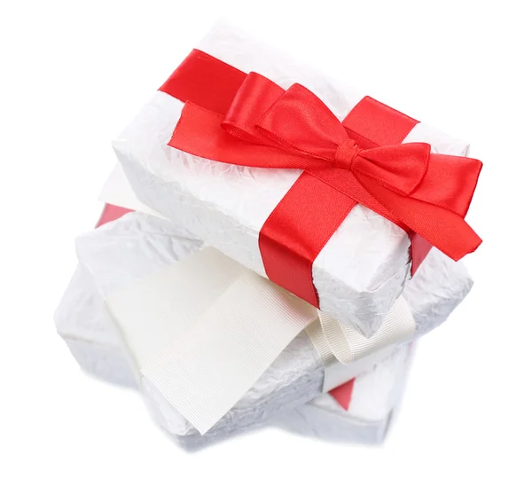Bellissimi regali con nastri rossi, isolati su bianco — Foto Stock