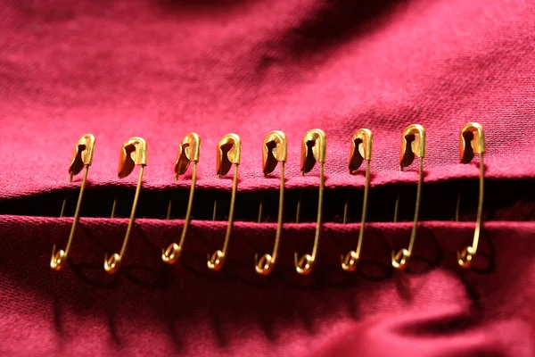 Pin pengaman pada latar belakang kain — Stok Foto