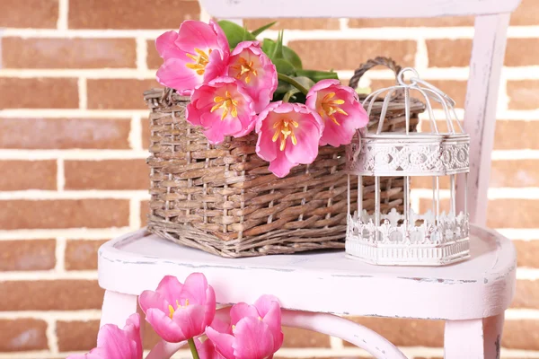 Krásné růžové tulipány na cihlovou zeď pozadí — Stock fotografie