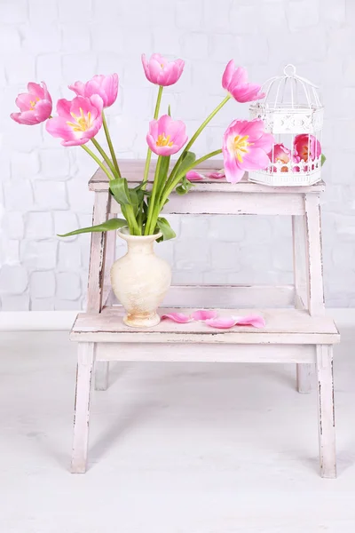 Beautiful pink tulips on grey wall background — Stock Photo, Image