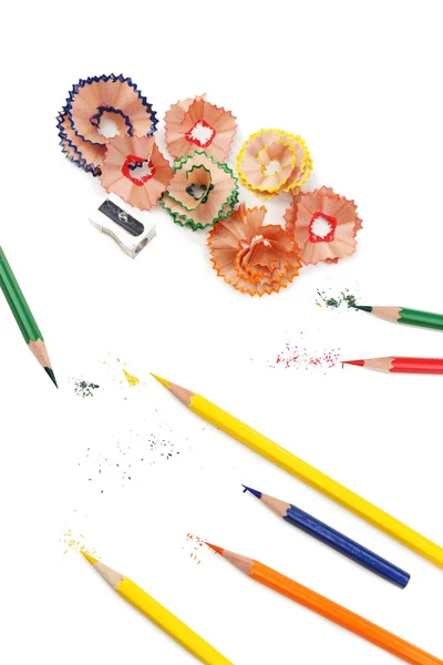 Kleurrijke potloden en potlood krullen, geïsoleerd op wit — Stockfoto
