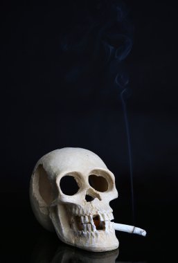 kafatası üzerinde siyah izole sigara ile