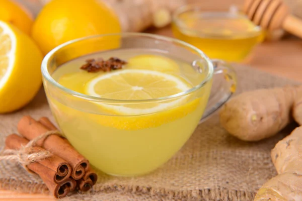 Tè allo zenzero sano con limone e miele in tavola primo piano — Foto Stock