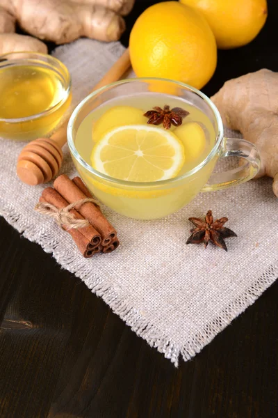 Gezonde gemberthee met citroen en honing op tabel close-up — Stockfoto