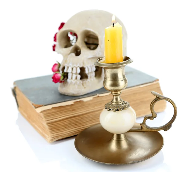 Crânio com rosas secas em livro velho e vela isolada em branco — Fotografia de Stock