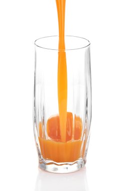 Meyve suyu beyaz bardağa dökülüyor.