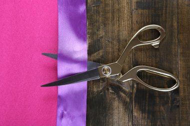 makas ve renk kumaş ahşap zemin üzerinde