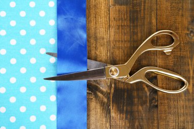 makas ve renk kumaş ahşap zemin üzerinde