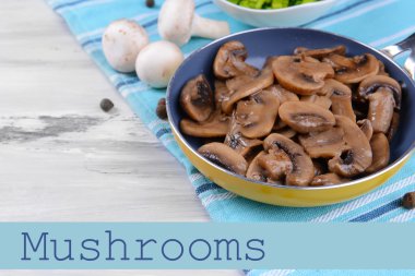 Masanın üzerinde tavada kızartılmış mantarlar.