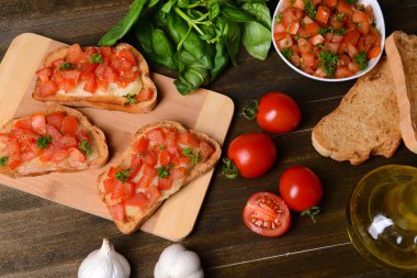 Kesme tahtasında domatesli lezzetli bruschetta.
