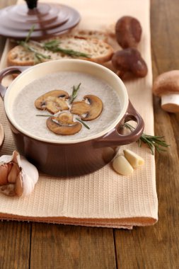 tencerede ahşap zemin üzerinde mantar çorbası