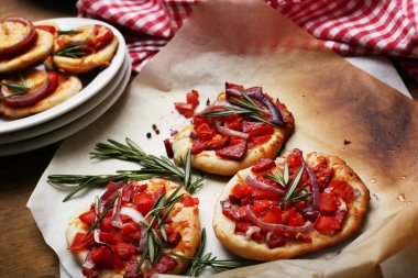 Küçük pizza pişirme kağıdı üzerinde kapat