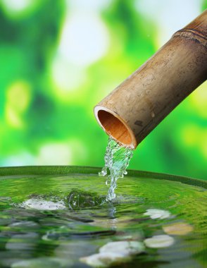 Spa parlak arka plan bambu çeşme ile natürmort