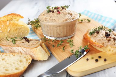 ahşap masa üstünde ekmek ile taze ezme