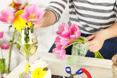 erkek çıktısından güzel buket, yakın çekim eller. Çiçekçi iş başında. kavramsal fotoğraf