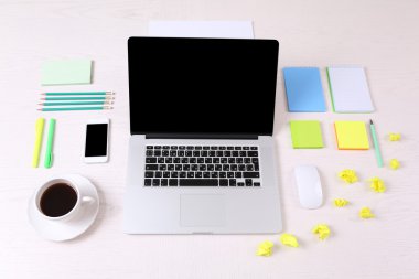 ahşap masa üzerinde açık dizüstü bilgisayar ile ofis işyeri