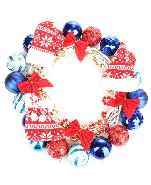De kroon van Kerstmis van kleurrijke ballen geïsoleerd op wit — Stockfoto