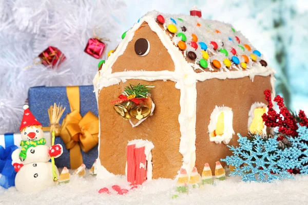 Schönes Lebkuchenhaus mit Weihnachtsdekor — Stockfoto