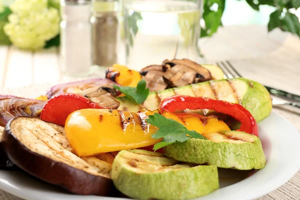 Läckra grillade grönsaker på tallriken på bordet närbild — Stockfoto