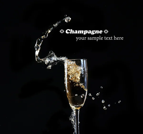 Glas champagne met splash, op zwarte achtergrond — Stockfoto
