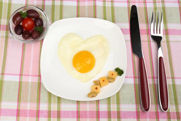 Huevos revueltos con pan en plato, en servilleta de color —  Fotos de Stock