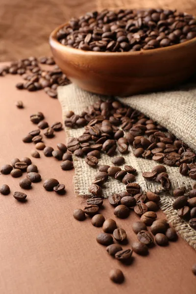 Kaffeebohnen auf dem Tisch in Großaufnahme — Stockfoto