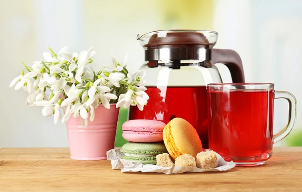 Lekkere kruiden thee en koekjes op houten tafel — Stockfoto