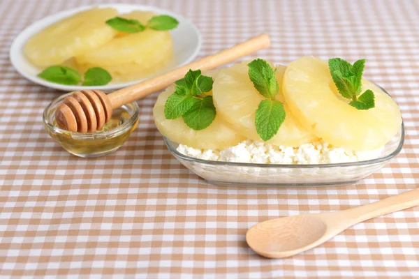 Castron de brânză gustoasă de vaci cu ananas, închide — Fotografie, imagine de stoc
