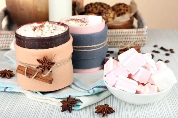 Caneca de bebida quente decorada em feltro na mesa de madeira — Fotografia de Stock