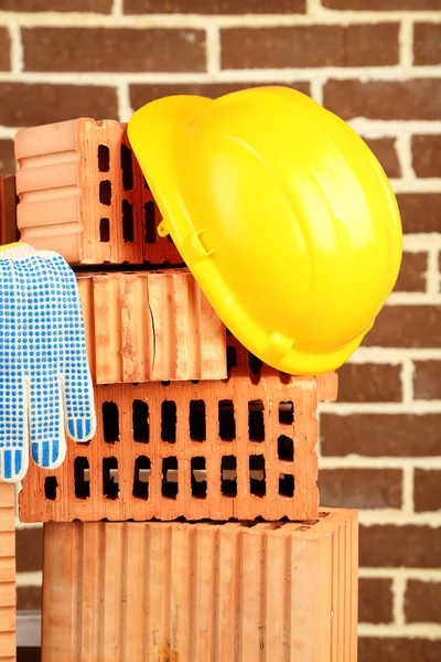 Nieuwe bakstenen en gebouw tools op bakstenen muur achtergrond — Stockfoto