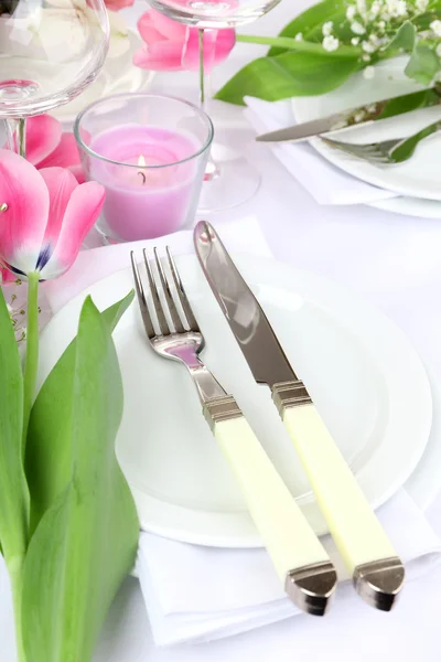 Cenário de mesa com flores de primavera fechar — Fotografia de Stock