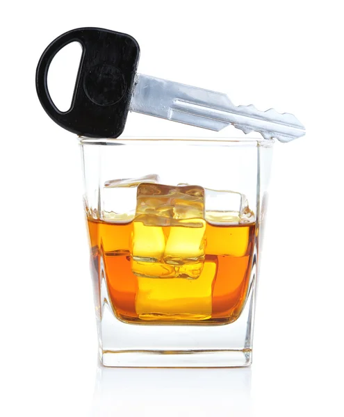 Composizione con chiave dell'auto e bicchiere di whisky, isolato su bianco — Foto Stock