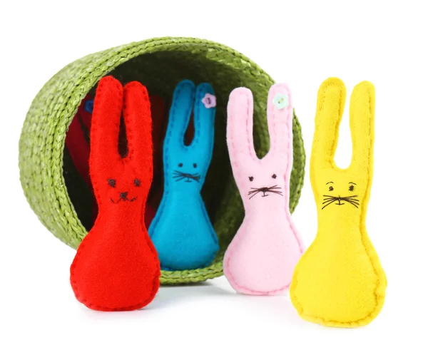 Legrační ručně velikonočních králíků v koši, izolované na bílém — Stock fotografie
